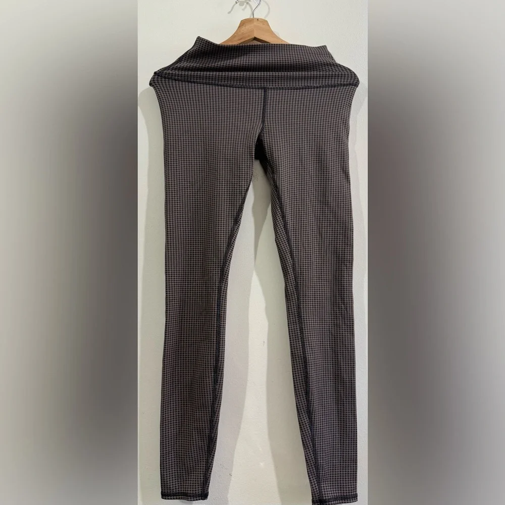ALO Yoga High-Waist Grid Leggings in Black and Gray
